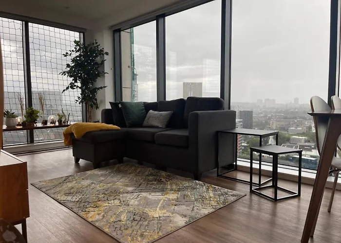 Luxury 2 Bedroom En-Suite Apartment Balcony Views