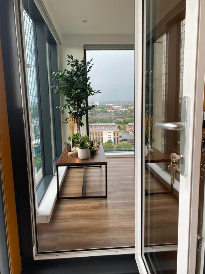 Luxury 2 Bedroom En-suite Balcony Views *